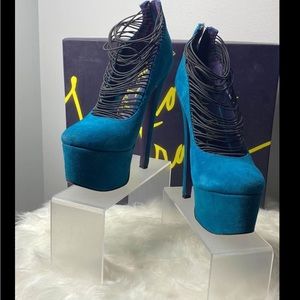 London Trash size 7 heel